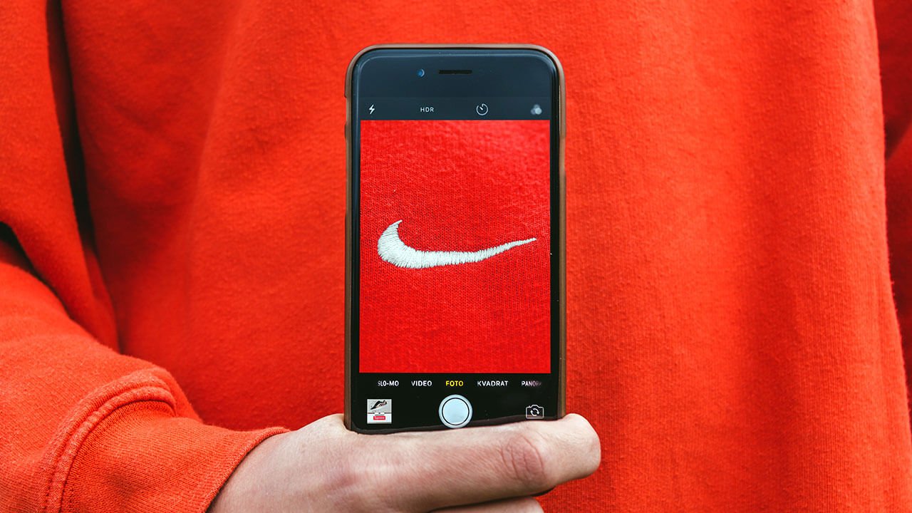 Logo brodé, photographié au téléphone — la marque comme signe distinctif